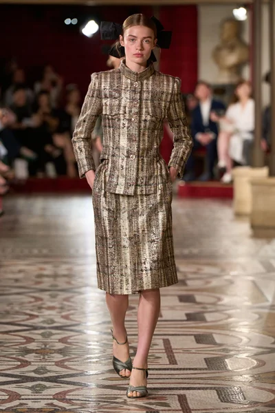 Look 16